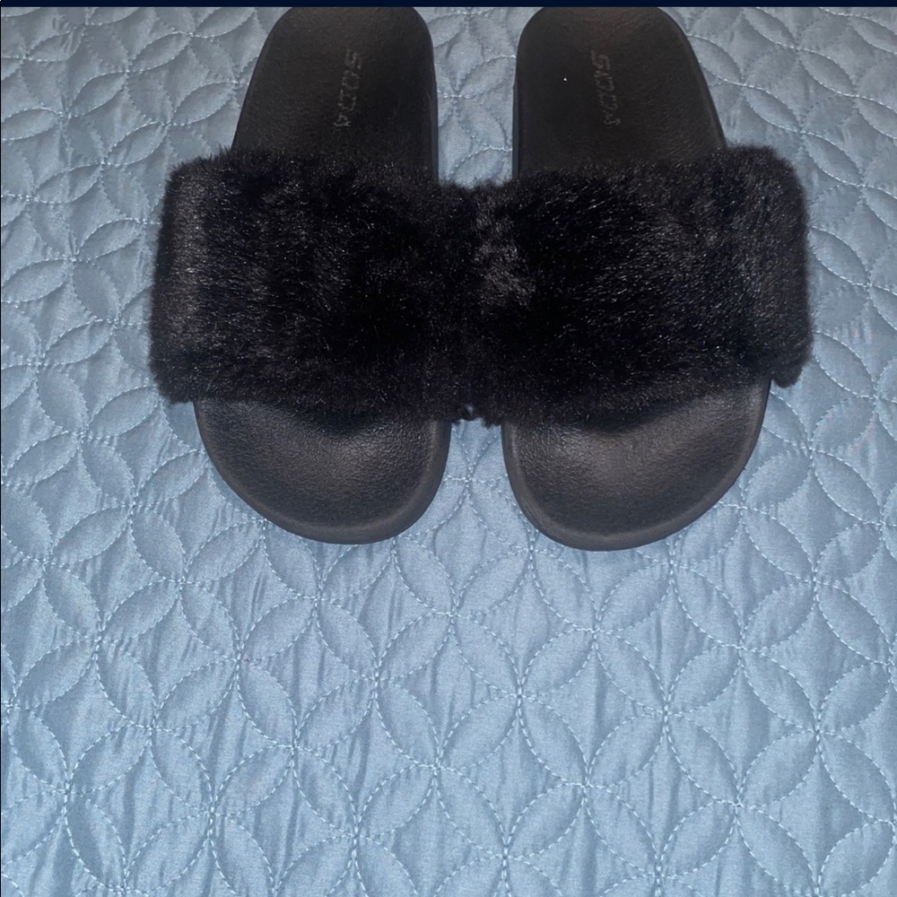black fluffy slides